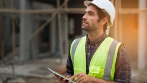 Construction site supervisor monitoring worker safety practices under ISO 45001 on a project in Qatar